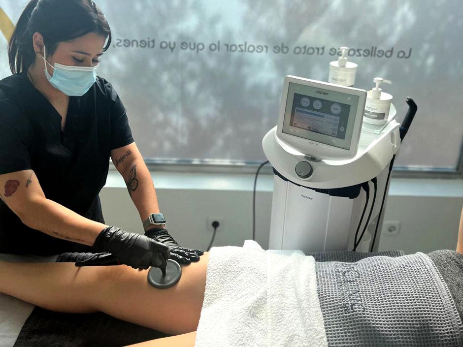 Tratamiento INDIBA corporal para celulitis en DiClinic, clínica estética en Las Tablas, Madrid